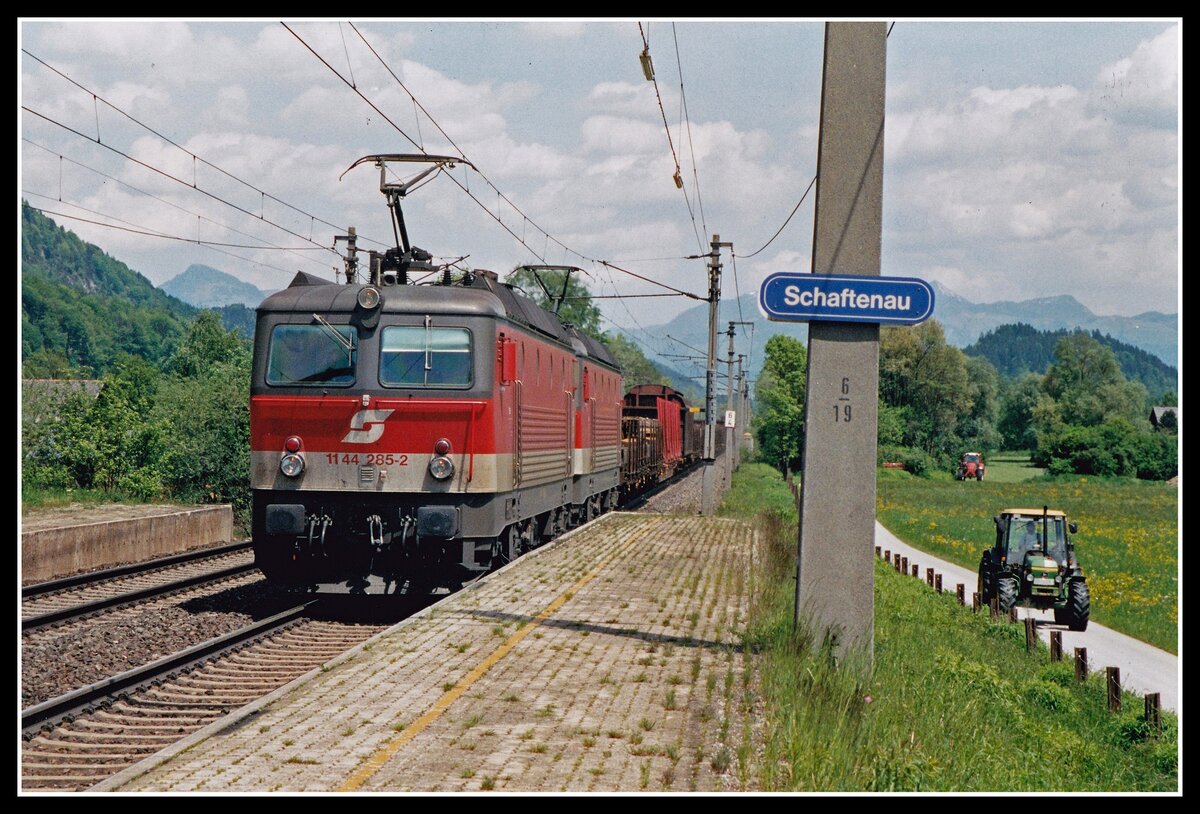 Das Wettrennen Güterzug gegen Traktor am 18.05.2004 in Schaftenau gewann überlegen der Güterzug. 1144 285 + 1144 289 fahren mit ihrem Güterzug in Schaftenau Richtung Westen.
