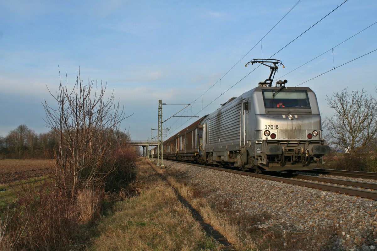 Das  Wunder  des Tages: 37018 mit einem unbekannten Schiebewandwagenzug gen Sden durchfuhr kurz vor der Aufnahme den Haltepunkt Buggingen in Richtung Basel.