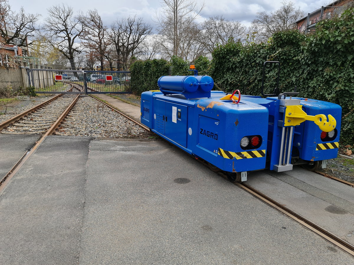 Das ZAGRO XL-Rangiergerät wurde am 12.04.2021 vor dem Werkstor abgestellt und wartet auf das Abladen des Mittelwagens des KISS-Triebzugs. Danach wird der aufgegleiste Doppelstockwagen der ODEG mit dem Rangiergerät in die Werkshalle der Firma Stadler in Berlin-Reinickendorf geschoben.