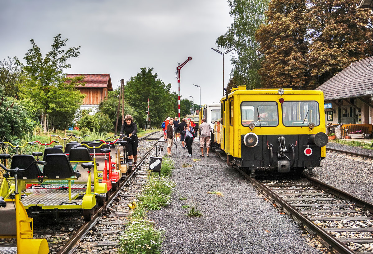 Das Zayataler Schienentaxi bei der Ankunft im Bahnhof Asparn a. d. Zaya.
Ab nächstem Jahr wird dann die Fahrt des Schienentaxis höchstwahrscheinlich noch bis Grafensulz weitergehen.
Aufgenommen am 6.8.2017.