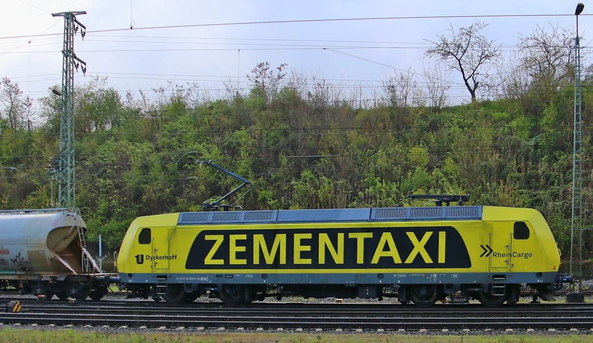 Das  Zementaxi , 145 089-9 der RHC, im Seitenprofil. Aufgenommen in Eichenberg am 28.04.2016.