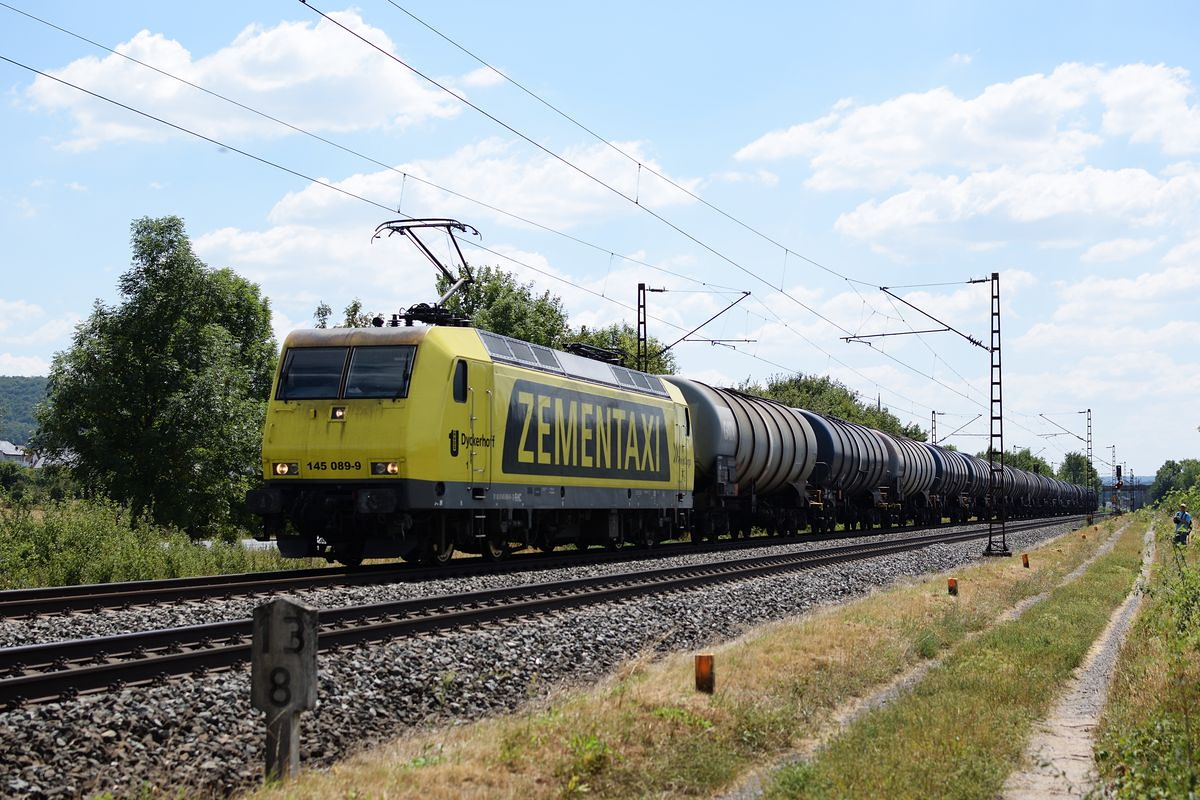 Das Zementaxi mit der Nummer 145 086 von Rhein Cargo zieht am 26. Juli 2018 einen Kesselwagenganzzug bei Thüngersheim Richtung Gemünden.