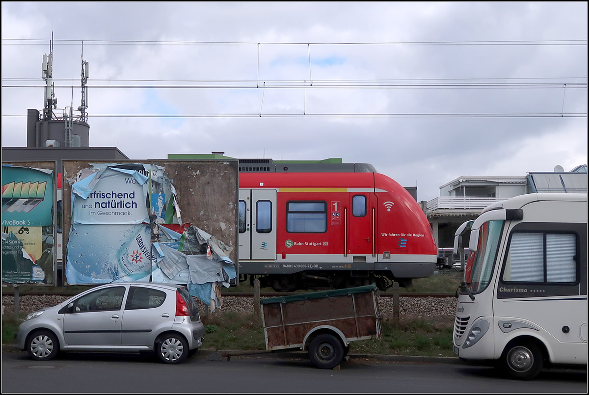 Das zerfledderte Werbeplakat -

... und ein Zug der Linie S2 in Kernen-Rommelshausen.

25.03.2019 (M)
