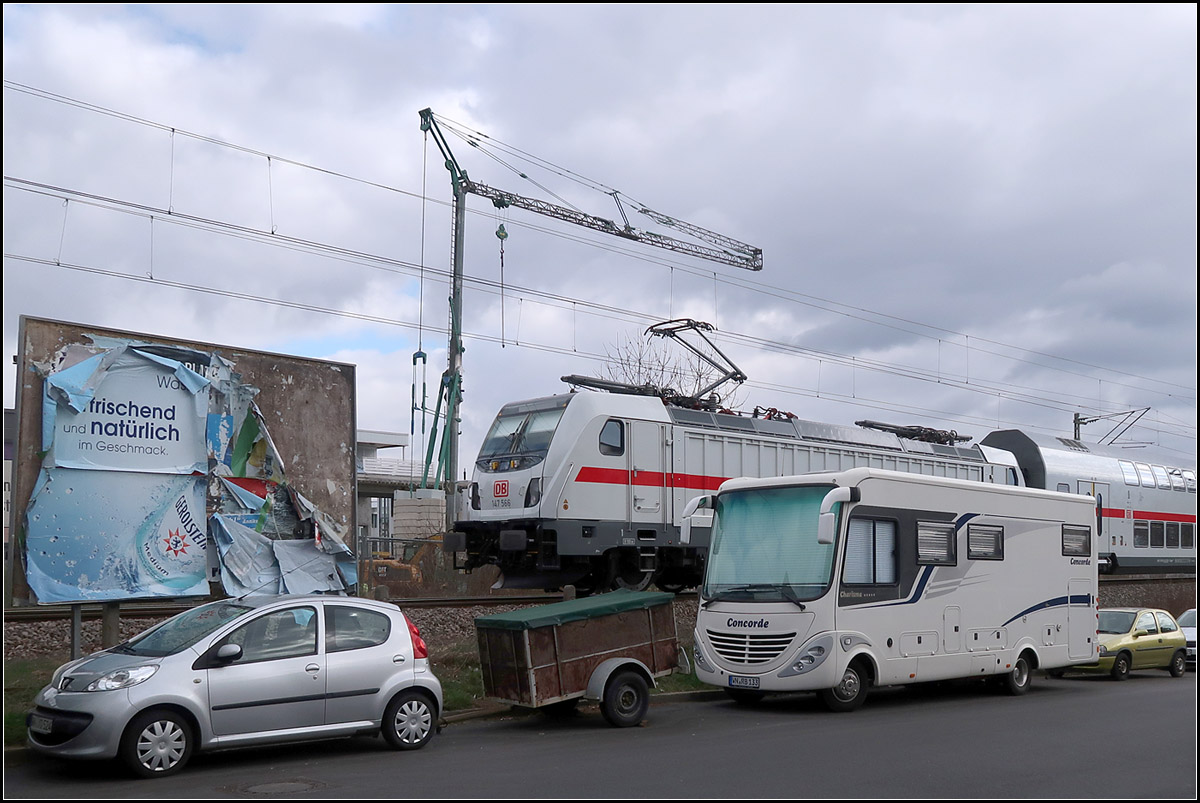 Das zerfledderte Werbeplakat -

... und ein IC 2-Zug in Kernen-Rommelshausen.

25.03.2019 (M)