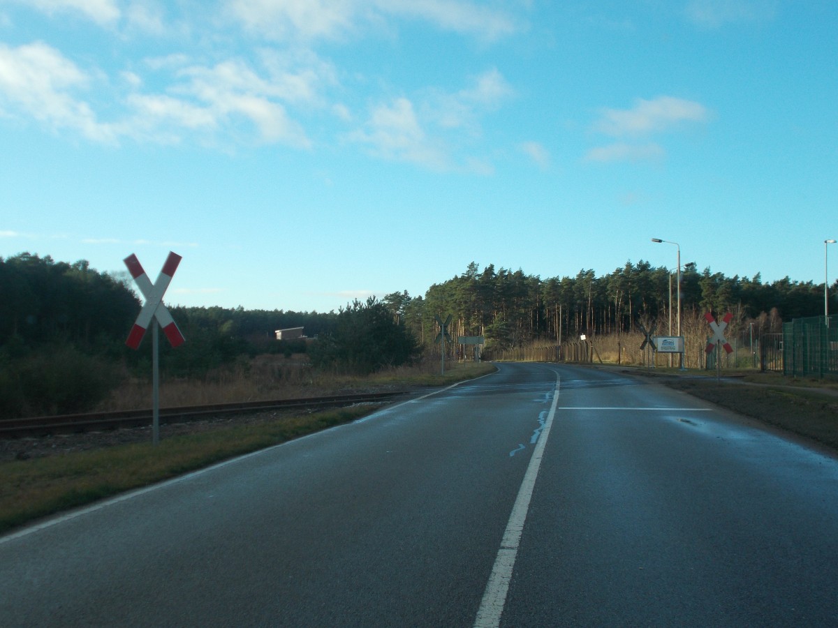 Das Zufahrtsgleis zum AKW Lubmin überquert die Hauptstraße am 13.Dezember 2015.