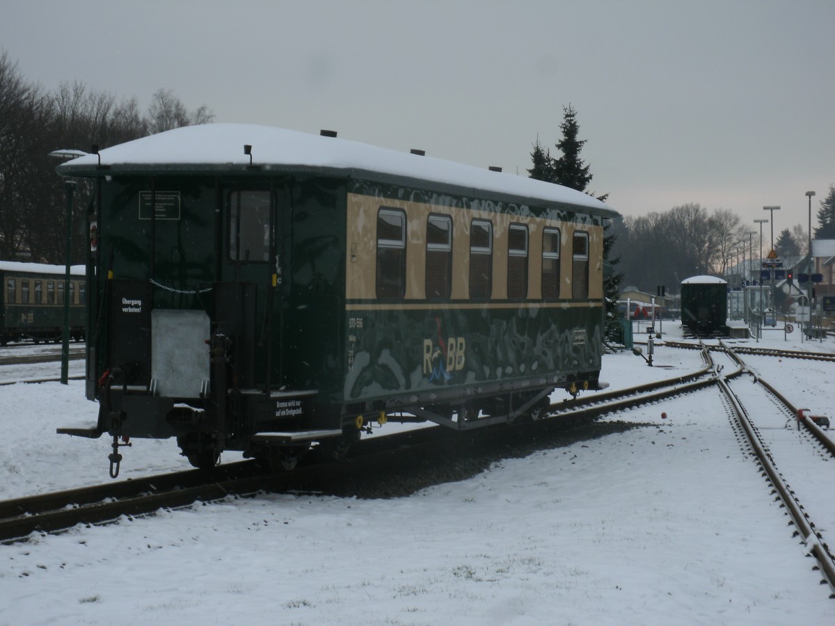 Das Zufahrtsgleis zum Putbuser Bahnsteig wird über Winter auch zum Abstellen von Wagen genutzt.Am 26.Januar 2014 stand auch der KB4itrp 970-566 abgestellt.