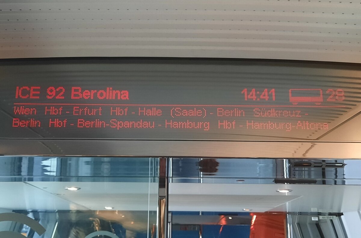 Das Zuglaufschild vom ICE 92  Berolina  von Wien Hauptbahnhof nach Hamburg-Altona, am 16.08.2022 im Wagen 28.