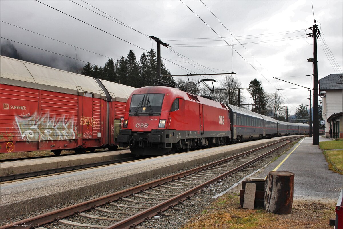 Das Zugpaar NJ294/295 von Roma Termini nach München Hbf bzw in die Gegenrichtung wird auf Grund der Tauernsperre bis 17. Mai über Selzthal und zum einsparen des Stürzens in Selzthal und Bischofshofen über die Pyhrnbahn und Weststrecke umgeleitet.
Am 16.4.2023 steht die 1116 270 mit dem NJ294 in Hinterstoder und wartet eine Zugkreuzung ab bevor die Fahrt weiter geht.