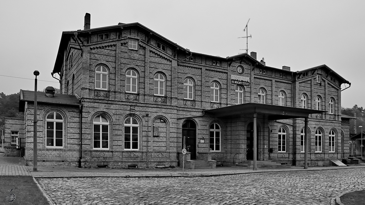 Das zweigeschossige Empfangsgebäude des Bahnhofes in Demmin wurde 1877 erbaut. Es wird nicht mehr für den Bahnbetrieb genutzt. Es soll wohl zu einer kleinen Brauerei umgestaltet werden. (November 2020)