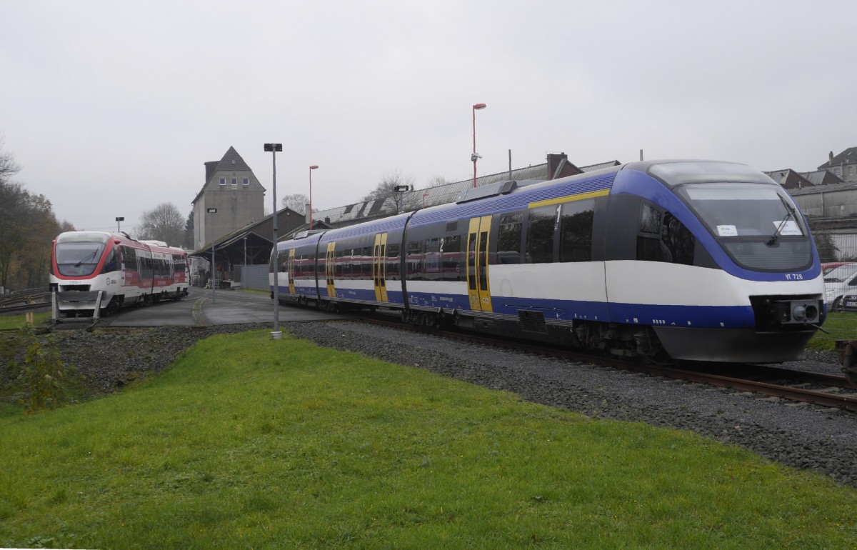 Das zweite Ersatzfahrzeug der Regiobahn, 643 118 (VT 728, ex NOB) ist vorerst noch im Wrkstattbereich in Mettmann abgestellt; hier zusammen mit VT 1006. Das Bild wurde vom P&R-Platz durch den Zaun aufgenommen. (18.11.14)