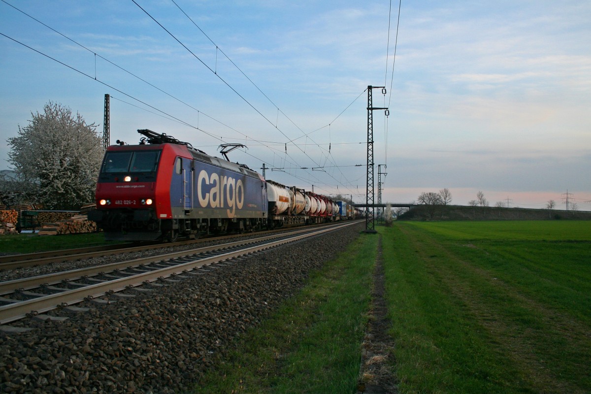 Das zweite Mal nahm ich 482 026-2 am Abend des 29.03.14 zwar ebenfalls in Auggen, diesmal aber aus einer anderen Perspektive, im letzten Abendlicht und mit einem KLV-Zug auf.