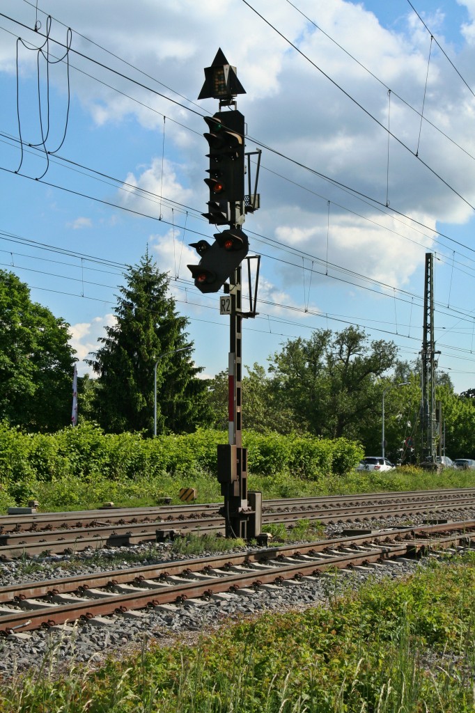 Das Zwischensignal R2 des Bahnhofs Mllheim (Baden), aufgenommen mit der Fahrtstellung HP2 Kz6 + Vr0 am Nachmittag des 14.05.14 fr die Einfahrt des IRE von Freiburg (Breisgau) Hbf nach Mulhouse.