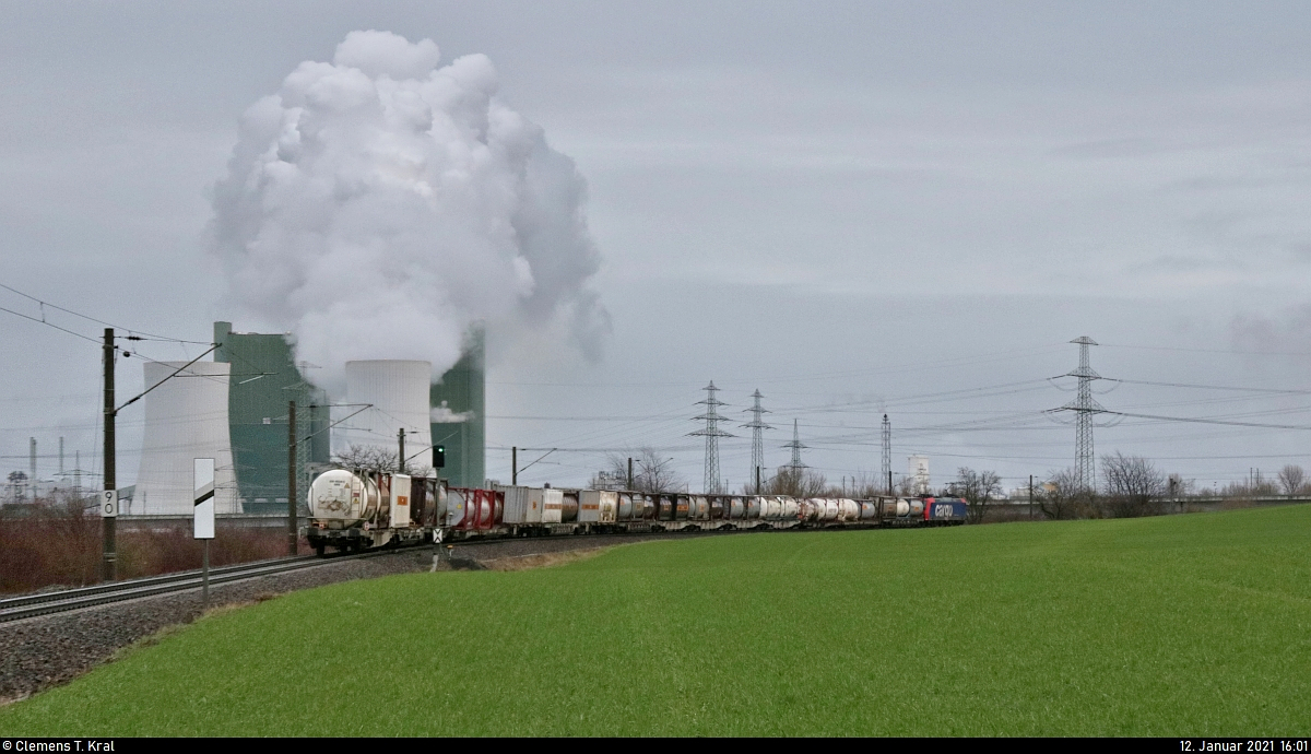 Das Zwischenziel fast erreicht:
Nachschuss auf den  Bertschi-Zug  mit Re 482 030-4, der südlich von Hohenweiden nur noch einige Hundert Meter bis zum Güterbahnhof Buna-Werke zurückzulegen hat.

🧰 SBB Cargo AG, vermietet an die SBB Cargo International AG
🚝 DGS 90973 Ruhland–Ludwigshafen BASF Ubf
🚩 Bahnstrecke Merseburg–Halle-Nietleben (KBS 588)
🕓 12.1.2021 | 16:01 Uhr