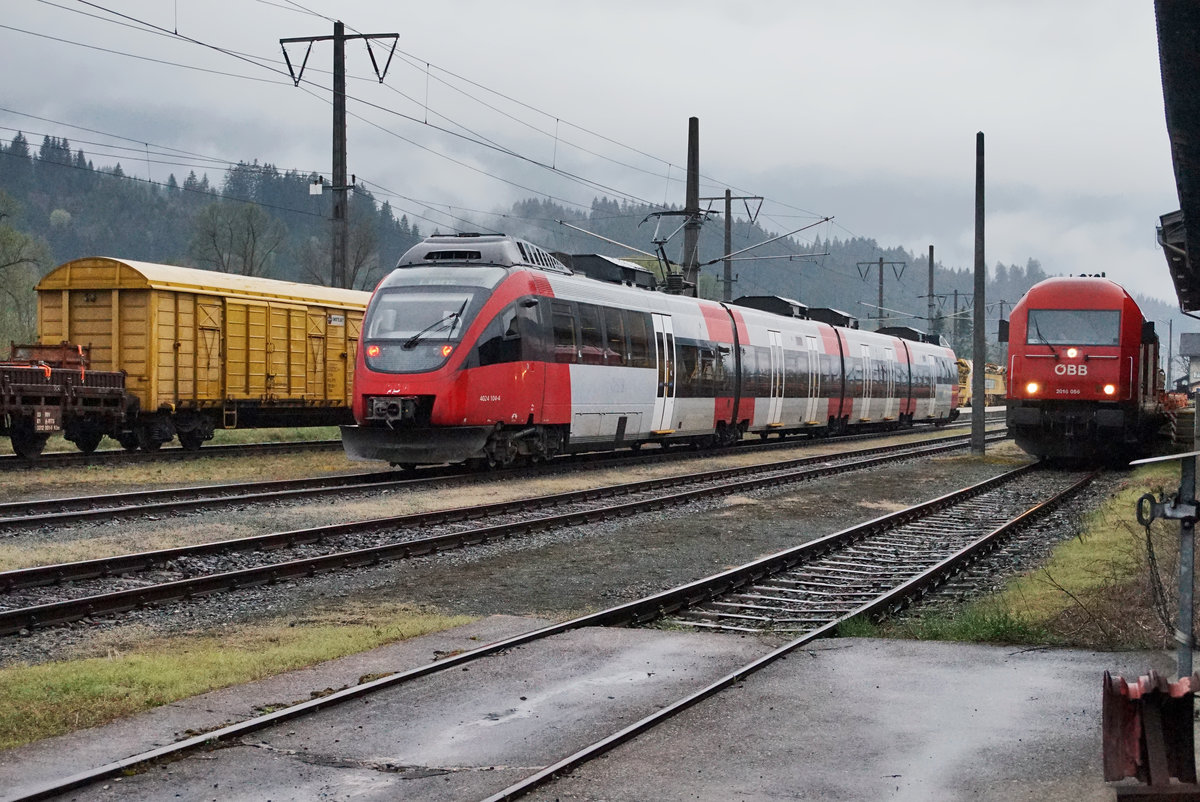Dass drei Gleise gleichzeitig besetzt sind, ist in Greifenburg-Weißensee, seit der Einstellung der Holzverladung und der Belieferung des Lagerhauses eher eine Seltenheit.
Links zu sehen ist der RU 800 S.
In der Mitte fährt soeben 4024 104-4 als S1 4245 (Friesach - Greifenburg-Weißensee) ein.
Rechts steht 2016 056-1 , diese ein paar Materialwagen abholt, um sie an den RU 800 S anzuhängen.
Aufgenommen am 8.4.2016