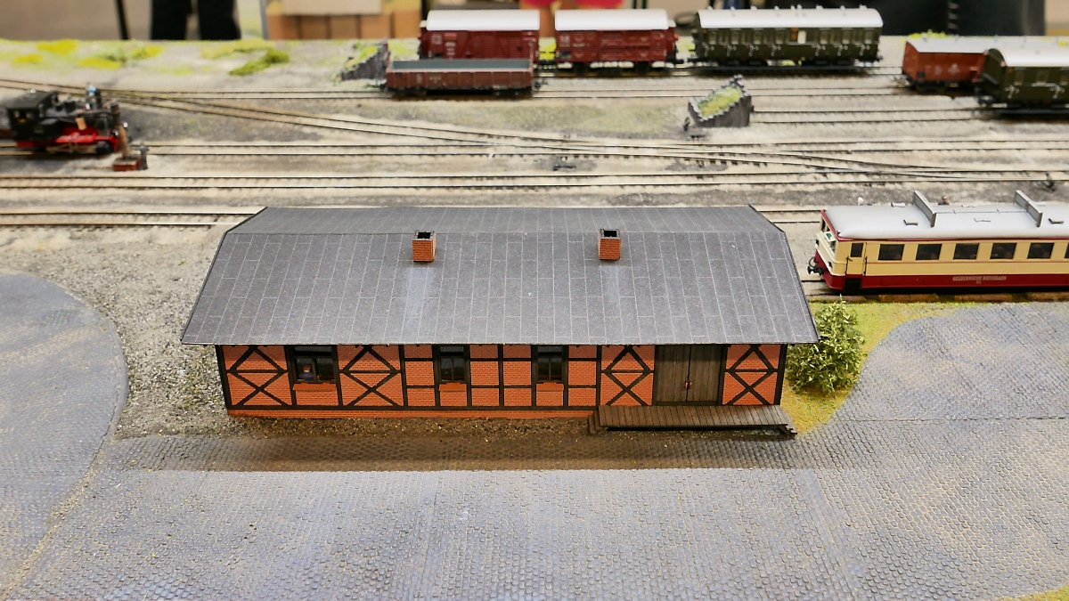 Dass die Empfangsgebäude in Kevelaer (Bild), Straelen, und Kempen alle gleich aussehen, ist historisch verbürgt. Knapp an Geld, ließ man sich ein Gebäude konstruieren, und baute es gleich drei mal. In Straelen allerdings spiegelbildlich. 

Nachbildung der  Geldernschen Kreisbahn  (die nie in Geldern hielt) des  Modellbauteam Rhein-Maas e.V.  auf der  Internationalen Modellbahn- und Modellbau-Ausstellung 2018  in Straelen, 10.6.2018 