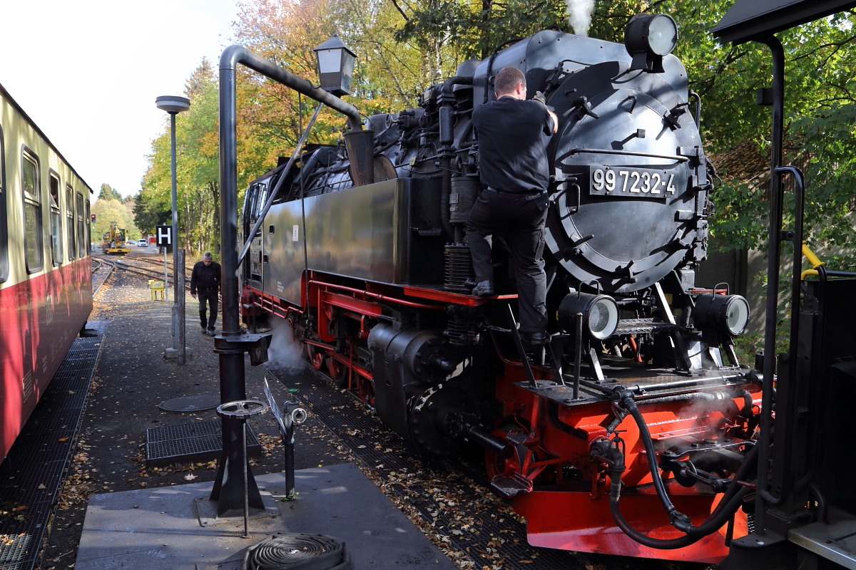 Daß vom Personal einer Dampflok durchaus auch akrobatische Leistungen verlangt werden, zeigt dieses Bild, aufgenommen am 19.10.2018 im Bahnhof Drei Annen Hohne. Während des Wasserfassens hat der Lokführer von 99 7232 (hier im Einsatz vor P8932 Brocken - Wernigerode) einige Arbeiten auf dem  Kessel ausgeführt und  turnt  jetzt wieder Richtung Boden.