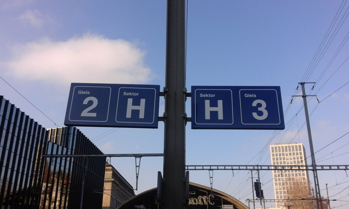 Dass die Sektoren in den Bahnhöfen angegeben werden bin ich mir gewohnt. Bisher habe ich jedoch in keinem Bahnhof in der Schweiz höhere Abschnitte als Sektor E gesehen. Umso erstaunter war ich, dass in St. Gallen so hoch sektioniert wird.

Das Bild durchlief die Freischaltung, nachdem der Tip des Admin befolgt wurde und das Foto so ausgetauscht wurde, dass die Sonne im Rücken steht.

St. Gallen HB, 27.03.2019