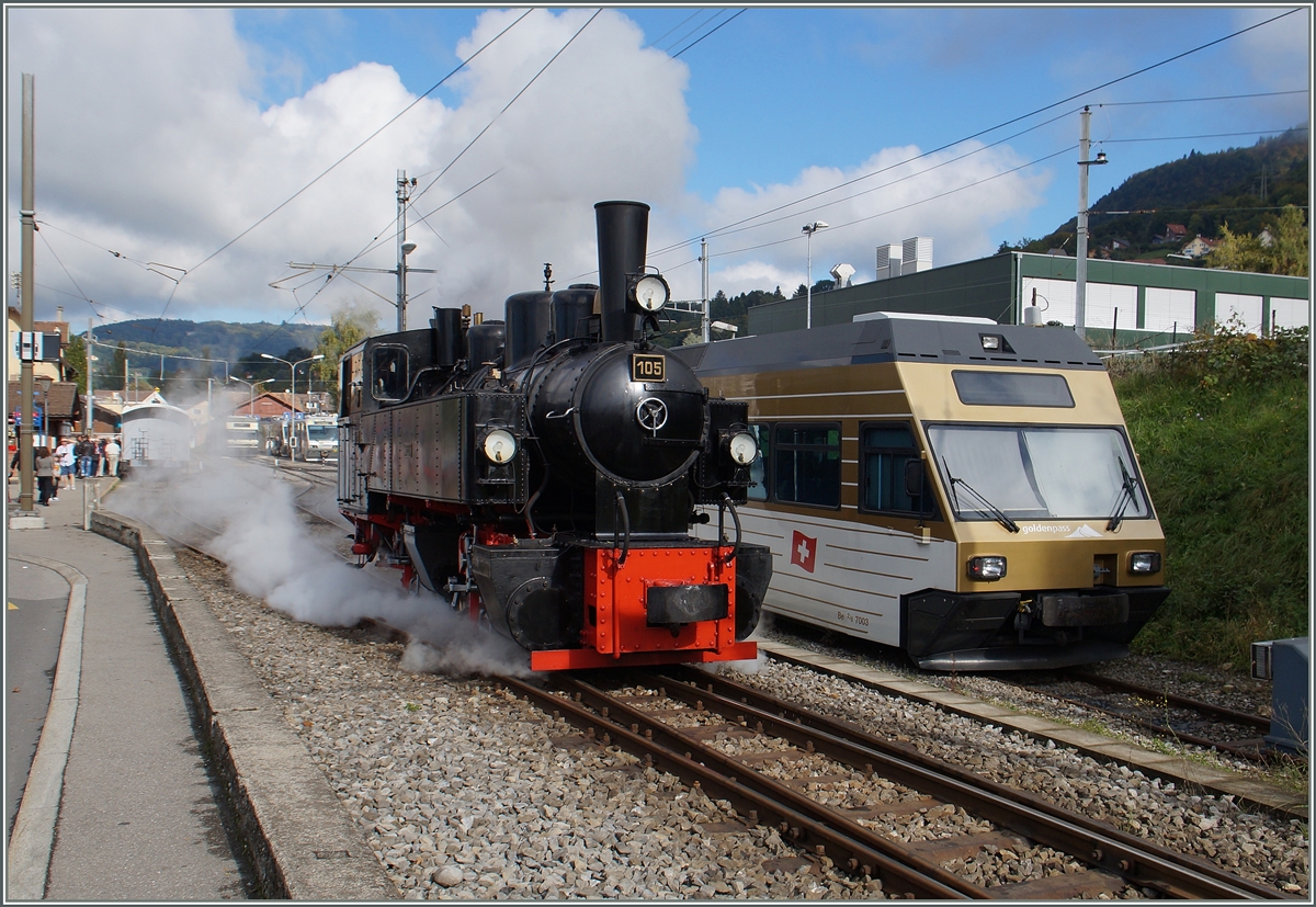 Dass sich die G 2x 2/2 105 nicht ganz immer hinter ihrem  Schleier aus Rauch und Dampf versteckt zeigt dieses Bild.
Blonay, den 4. Okt. 2015
