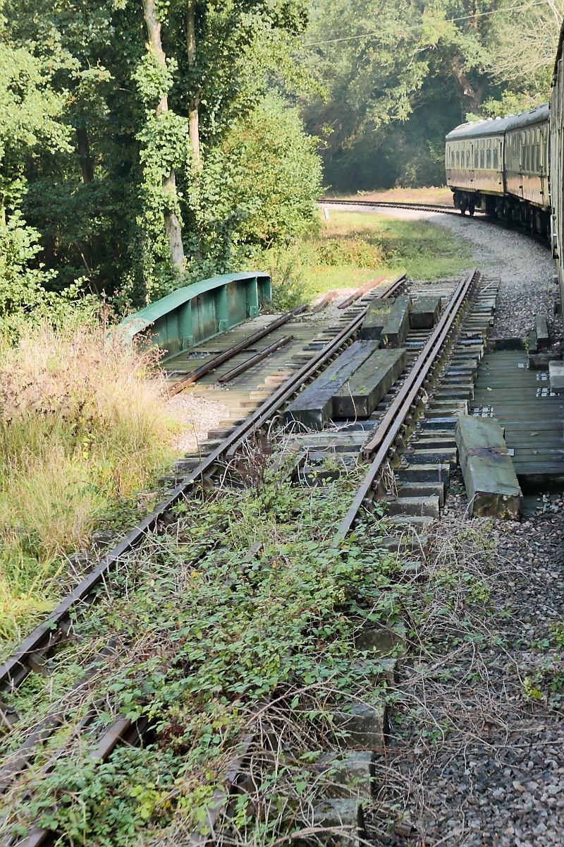 Dass die Strecke der Dean Forest Railway früher mal zweigleisig ausgebaut war, ist nur noch an wenigen Stellen wie dieser Brücke zu erkennen. 14.9.2016