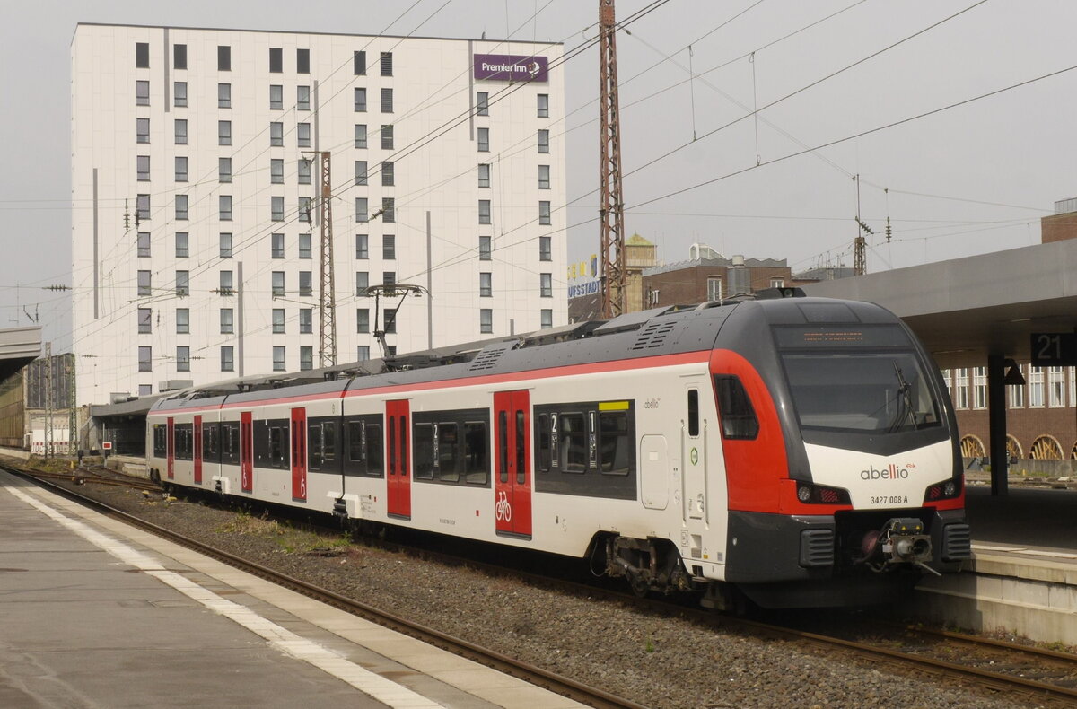 Dasselbe Fahrzeug (3427 008) am nächsten Tag (25.6.21) in Essen Hbf, dem westlichen Ende der S 2.