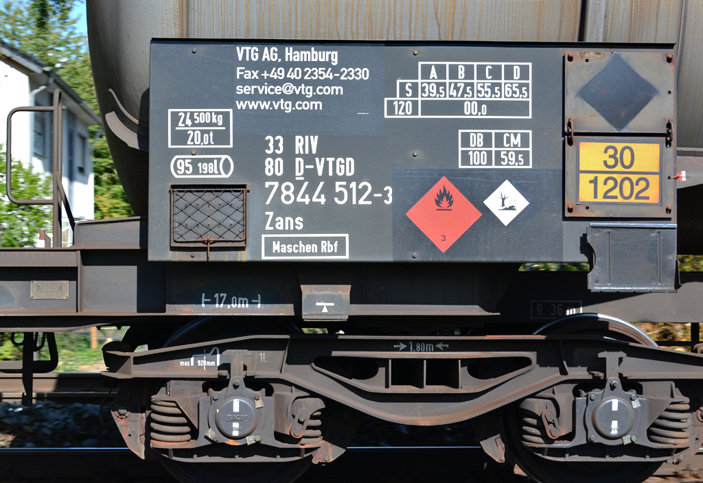 Datenschild an einem in Beuel durchfahrenden Kesselwagen - 28.09.2015