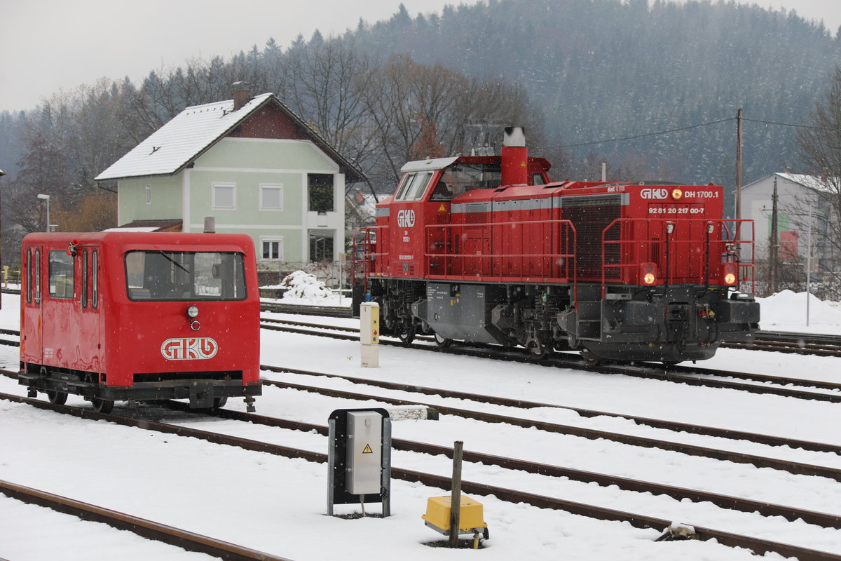 David gegen Goliath. 
Selten aber doch darf  Creszencia  ein Motorbahnwagen ausgerüstet mit Mittelpufferkupplung ihr  Verlies  im Bahnhof Wies Eibiswald verlassen. 
Für eine Veranstaltung am Wochenende musste Sie kurz Platz machen. 
Dahinter DH1700.1 als Verschub-fahrt. Sie kam kurz zuvor mit Ihrem Güterzug in Wies Eibiswald an . 
1.Dezember 2017  
