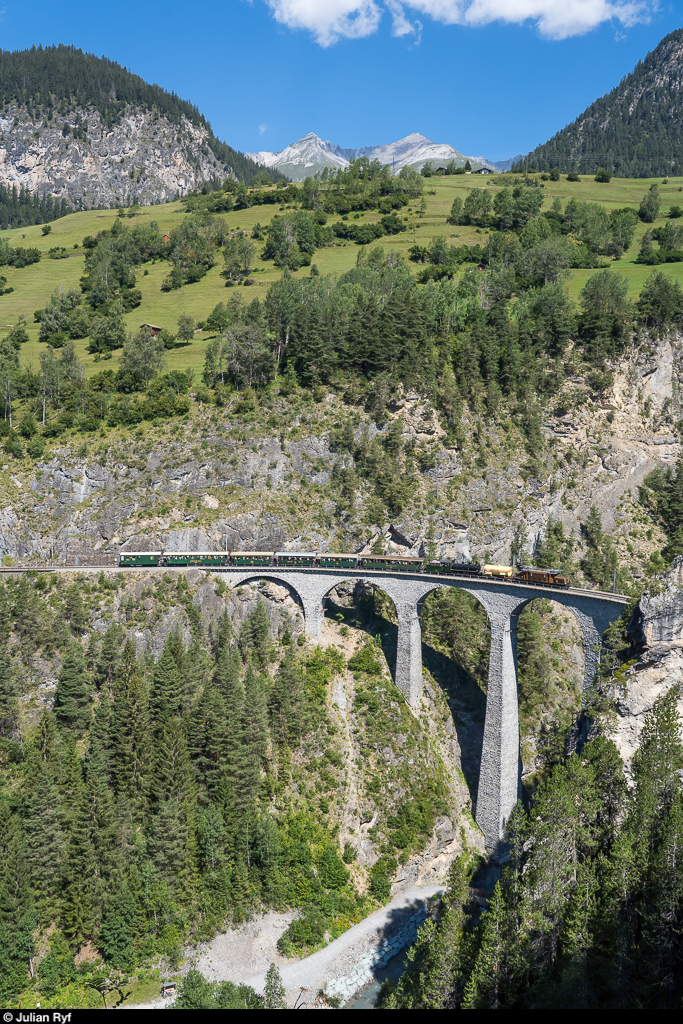 Davoser Dampffahrt am 9. August 2020. G 4/5 107  Albula  mit Vorspann Ge 6/6 I 414 und Wasserwagen auf dem Landwasserviadukt.