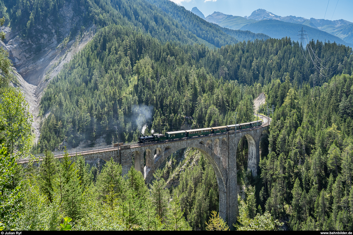 Davoser Dampffahrt am 9. August 2020. G 4/5 107  Albula  mit dem Zug auf dem Wiesenerviadukt.