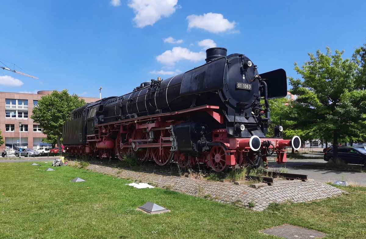 DB 01 1063 am 14.08.2021 vor dem Braunschweiger Hauptbahnhof. Dort steht sie bereits seit 1977 als Denkmallok.