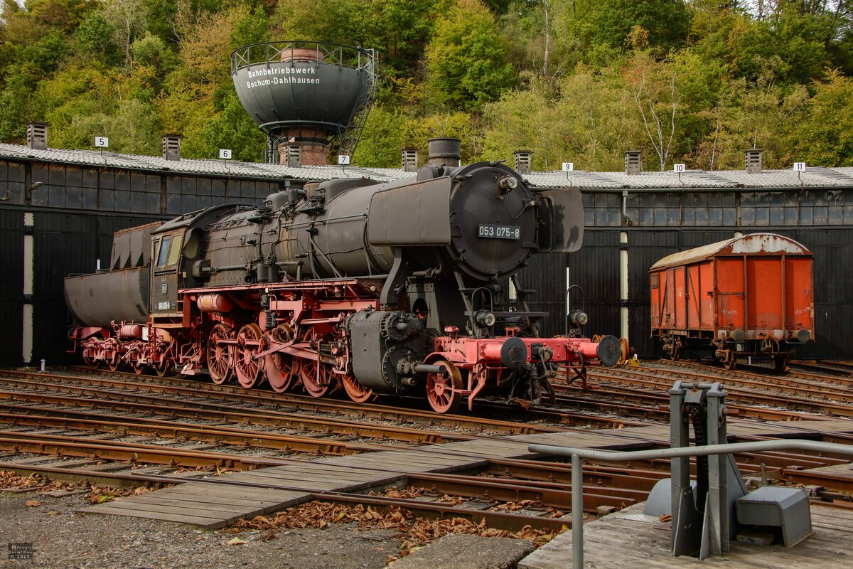 DB 053 075-8 im Eisenbahnmuseum Bochum Dahlhausen, Oktober 2022.