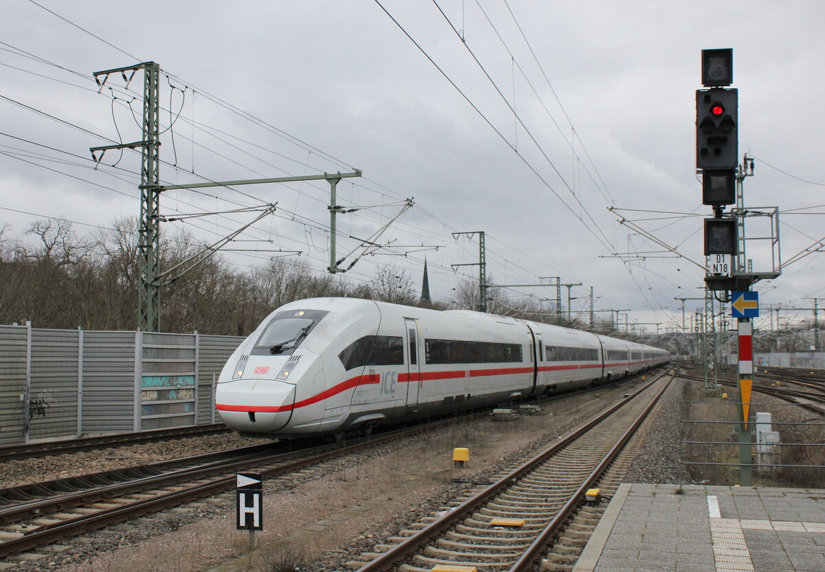 DB 0812 007 als ICE 506 von München Hbf nach Hamburg Hbf, am 05.03.2023 in Erfurt Hbf.