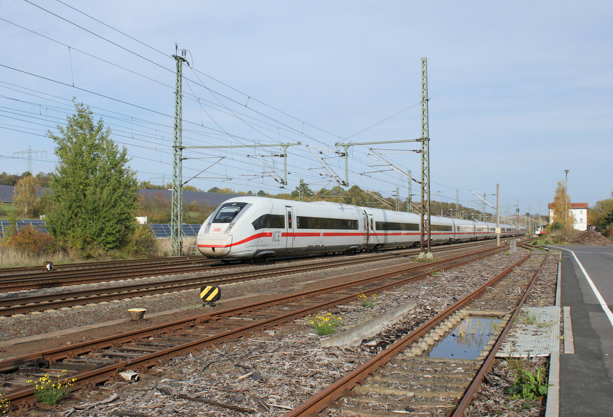 DB 0812 011-6 als ICE 599 von Berlin Gesundbrunnen nach München Hbf, am 28.10.2022 in Gerstungen.