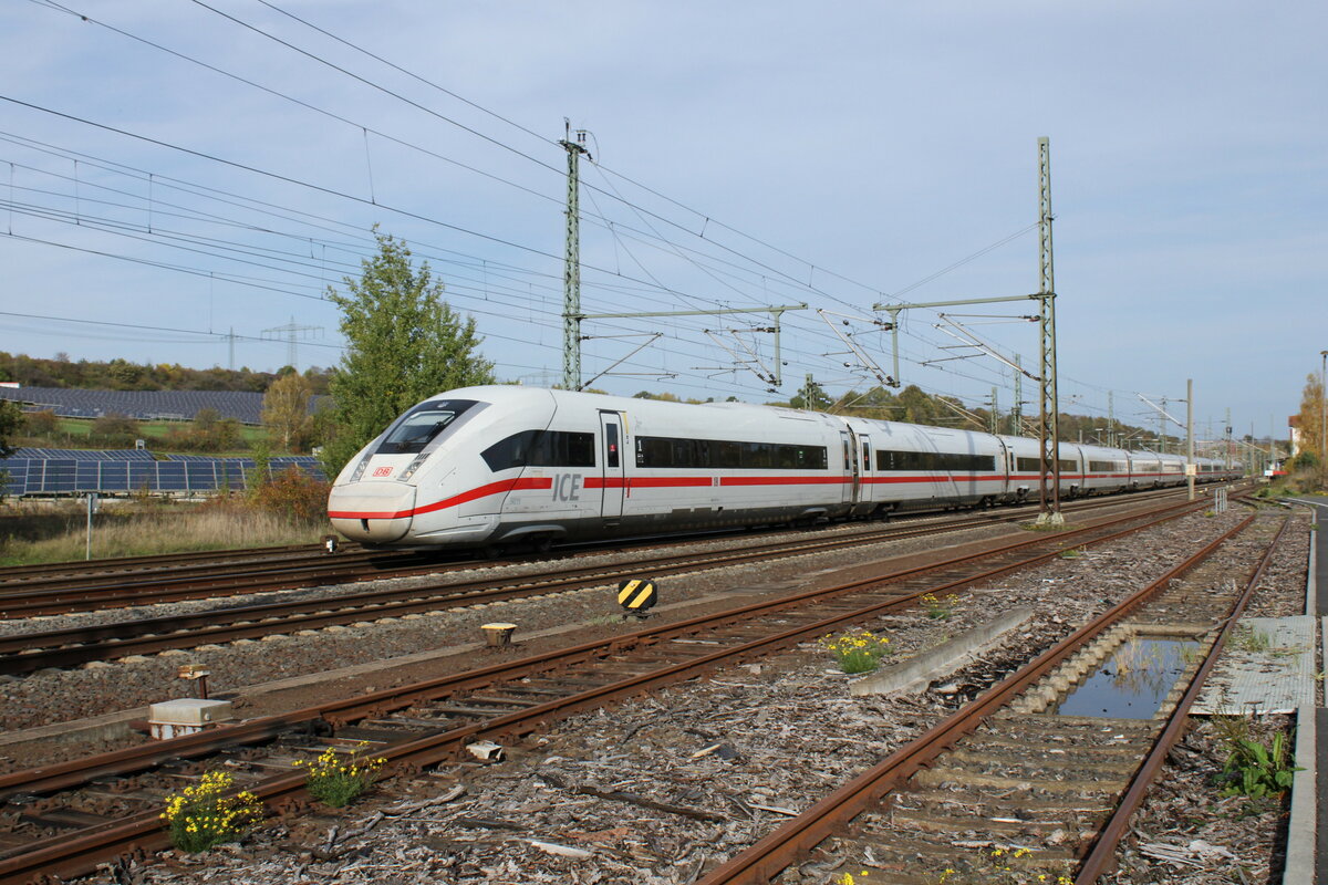 DB 0812 011-6 als ICE 599 von Berlin Gesundbrunnen nach München Hbf, am 28.10.2022 in Gerstungen.