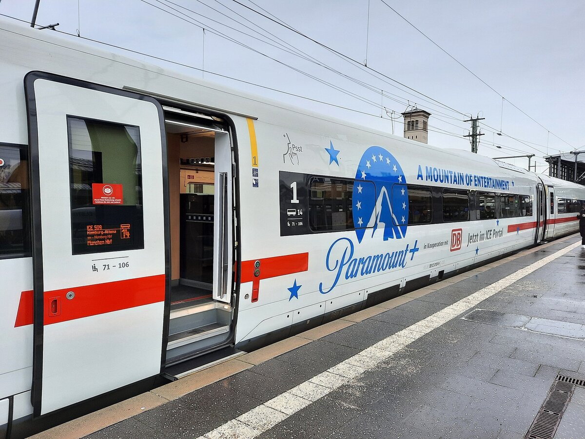 DB 0812 019 mit  Paramount+  Werbung als ICE 509 von Hamburg-Altona nach München Hbf, am 11.01.2023 in Erfurt Hbf.