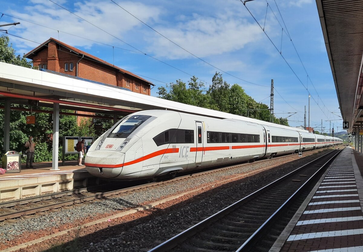 DB 0812 042 als ICE 691 von Berlin Gesundbrunnen nach München Hbf, am 15.08.2021 in Eisenach.