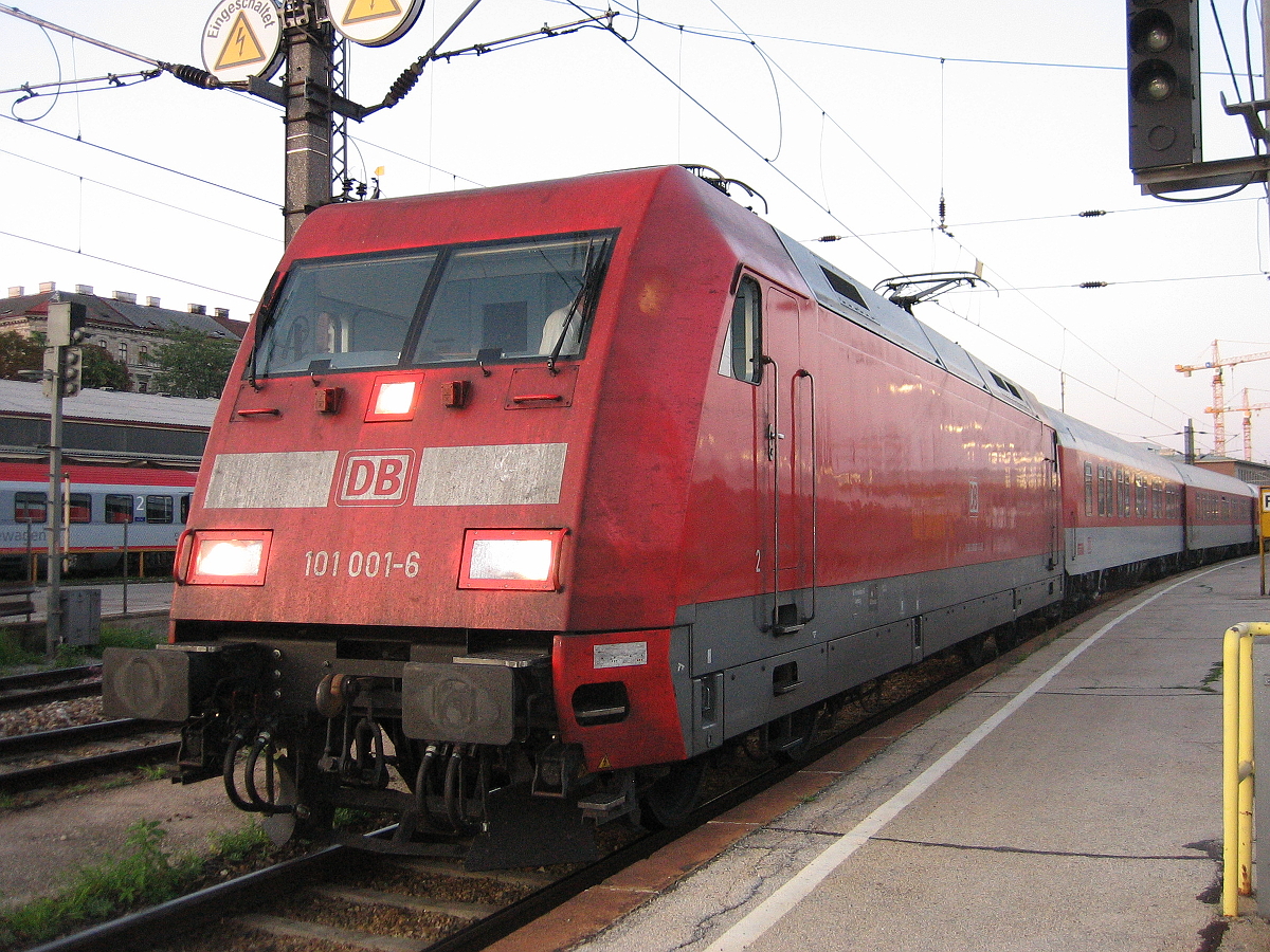 DB 101 001-6 bespannte am Abend des 23.08.2009 den EuroNight 490 nach Hamburg Altona. Aufgenommen im Bahnhof Wien Westbahnhof