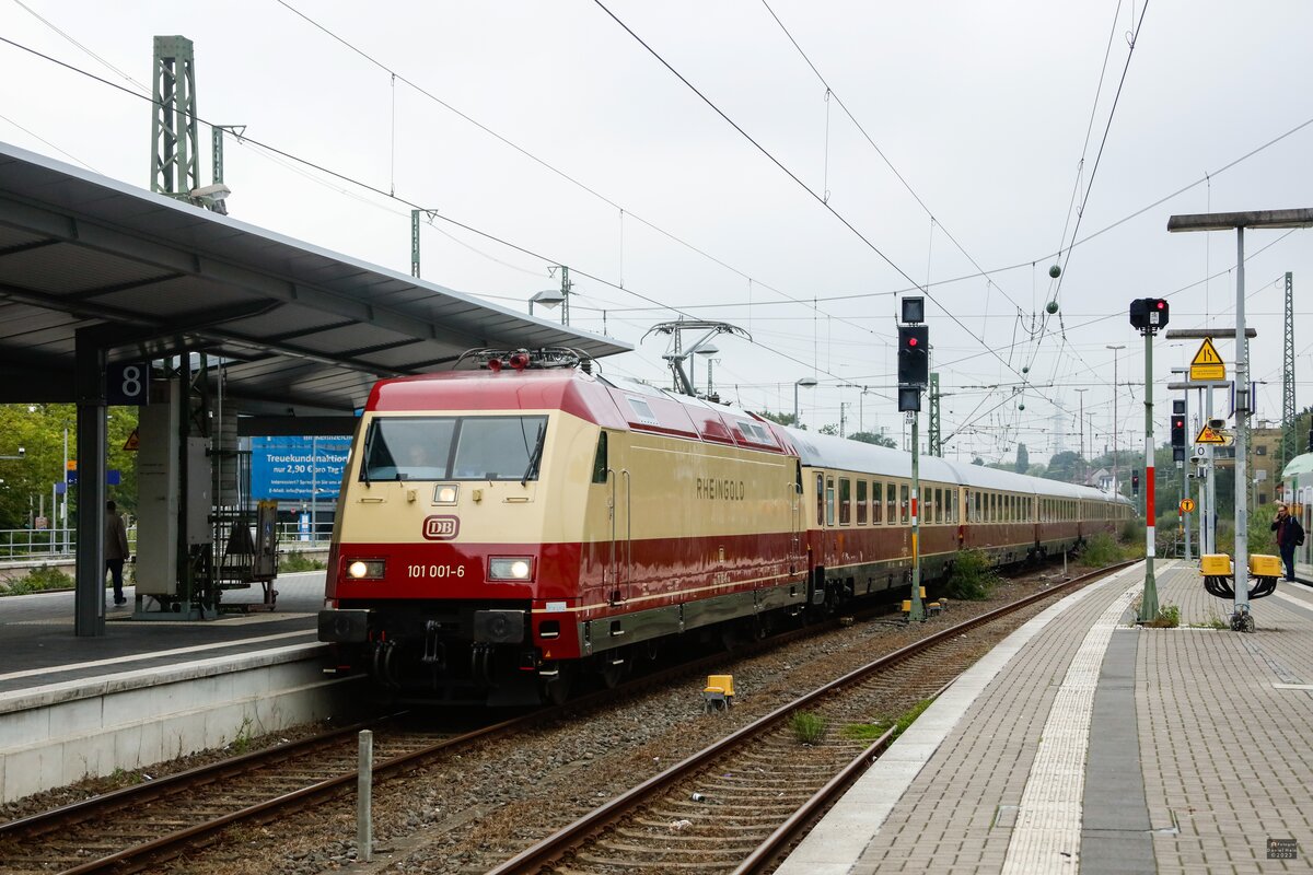 DB 101 001-6  Rheingold  mit AKE-Rheingold in Solingen Hbf, August 2023.