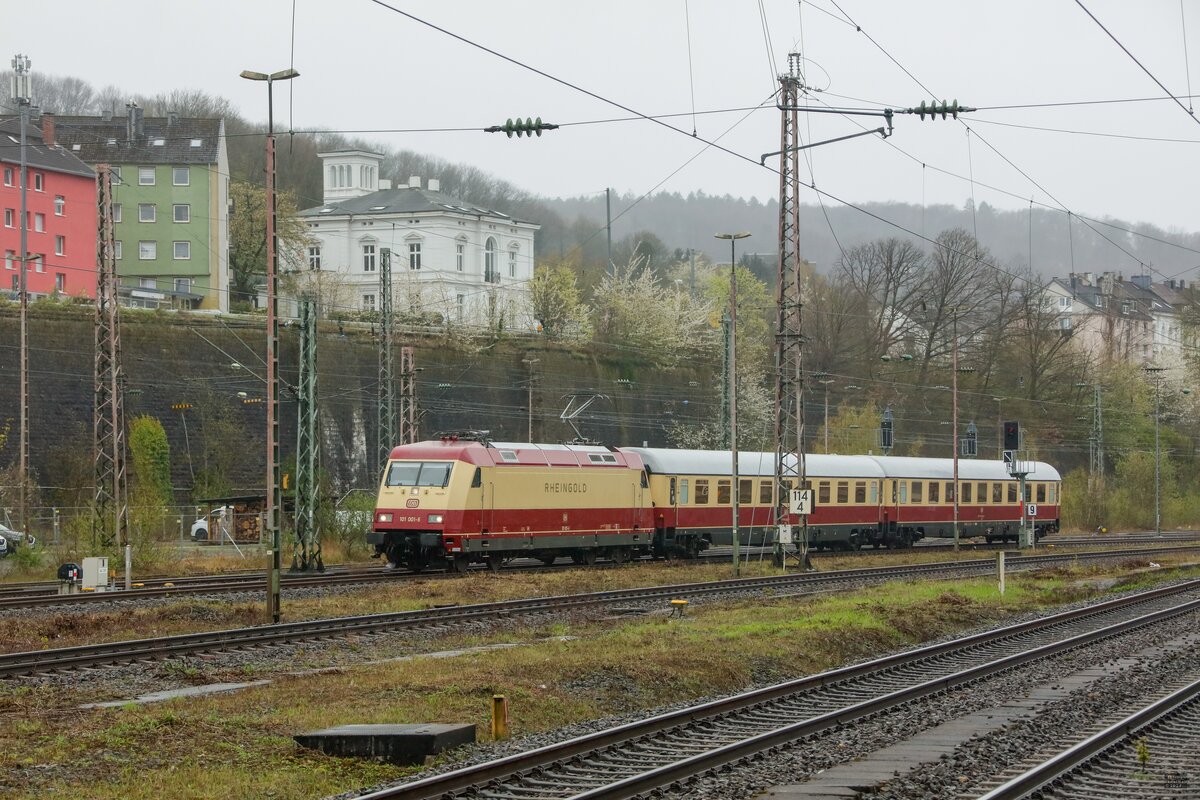 DB 101 001-6  Rheingold  mit zwei Rheingoldwaggons in Wuppertal, April 2024.