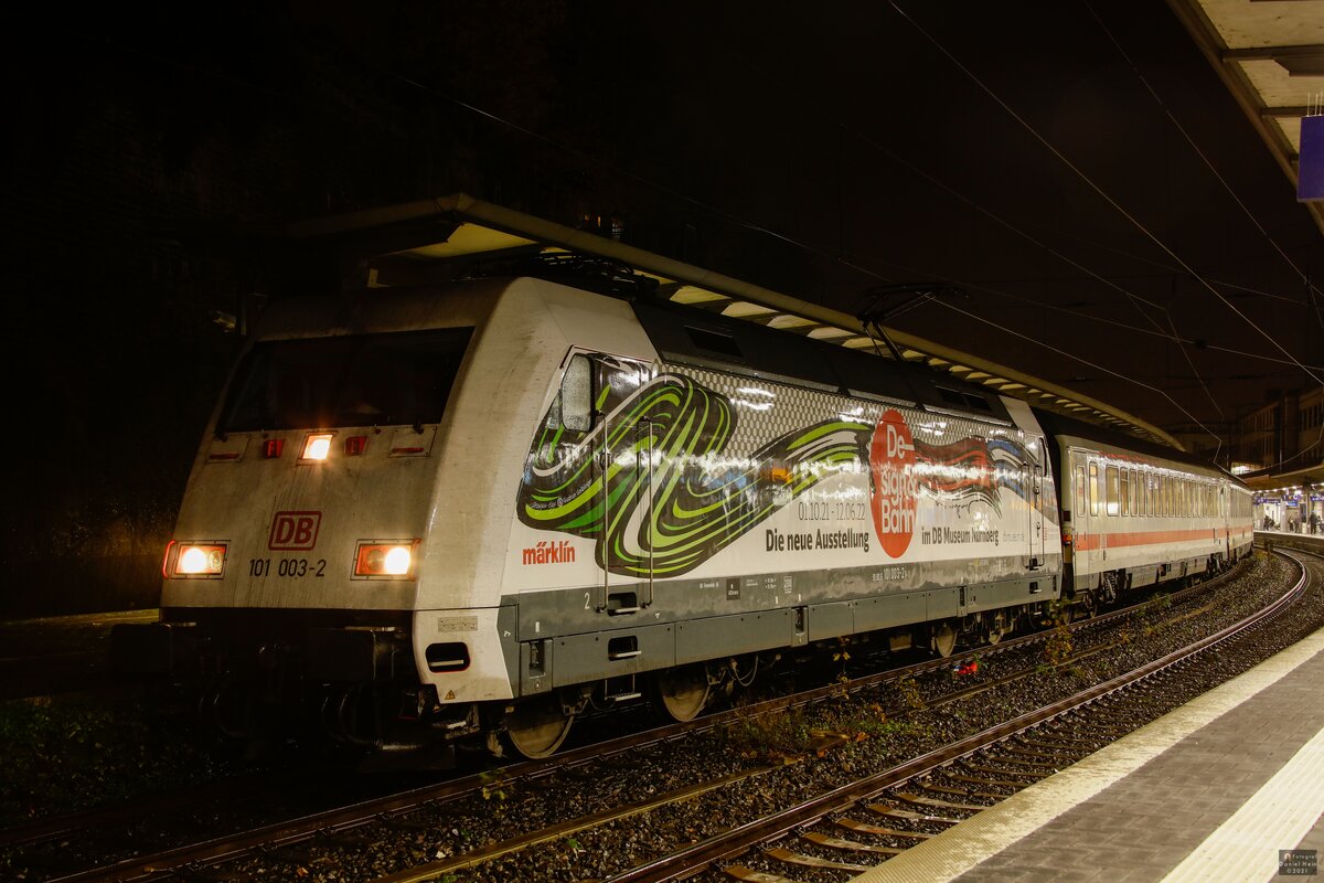 DB 101 003-2  Design&Bahn  Märklin mit IC2024 in Wuppertal Hbf, November 2021.