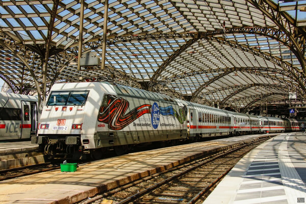 DB 101 003-2  Design&Bahn  mit IC2010 in Köln Hbf, Juni 2022.