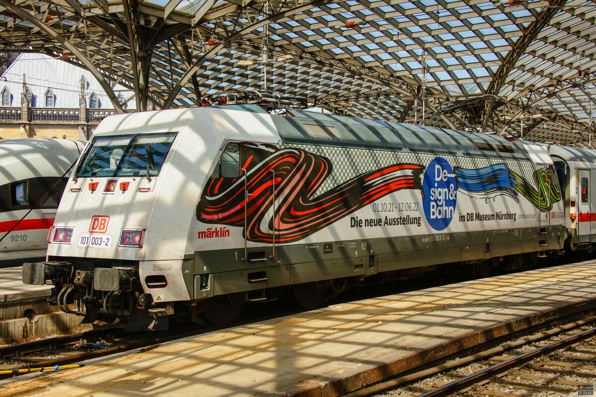 DB 101 003-2  Design&Bahn  mit IC2010 in Köln Hbf, Juni 2022.