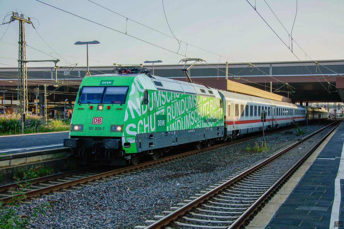 DB 101 005-7  DEVK  mit IC in Düsseldorf Hbf, August 2022.
