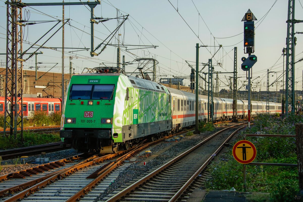 DB 101 005-7  DEVK  mit IC bei der Einfahrt in Düsseldorf Hbf, August 2022.