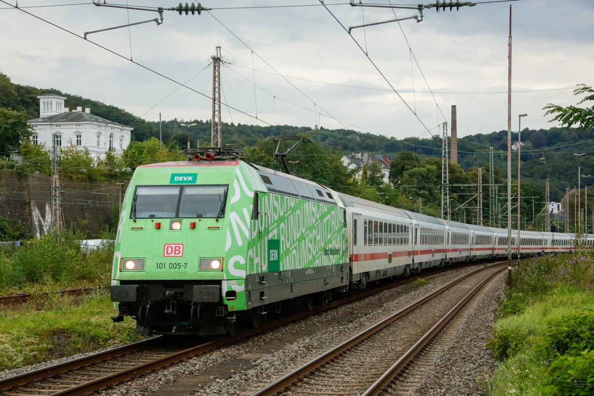 DB 101 005-7  DEVK  mit IC2012 in Wuppertal, September 2023.