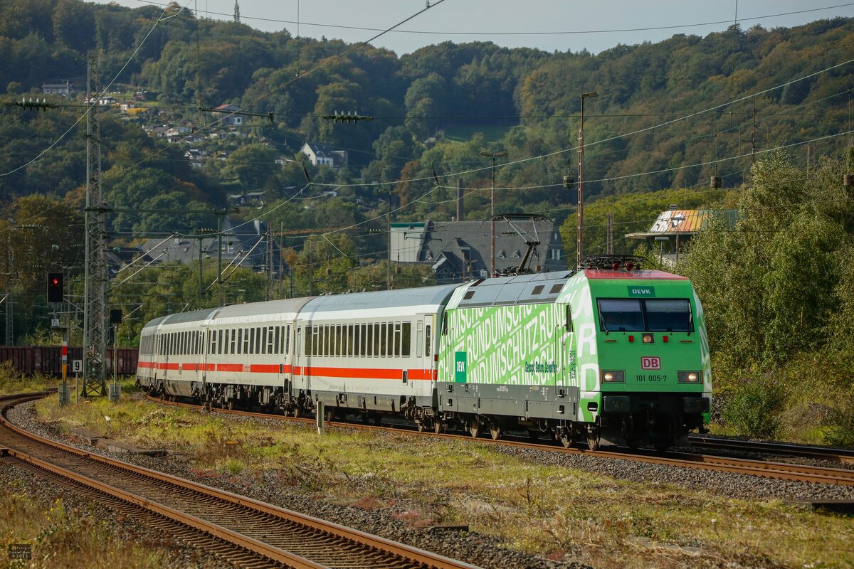 DB 101 005-7  DEVK  mit IC2010 in Wuppertal, Oktober 2023.