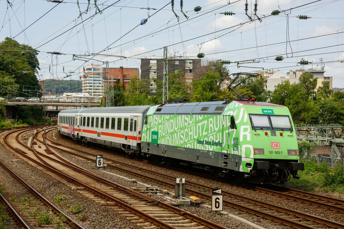 DB 101 005-7  DEVK  schiebt IC2044 in Wuppertal, Juli 2023.