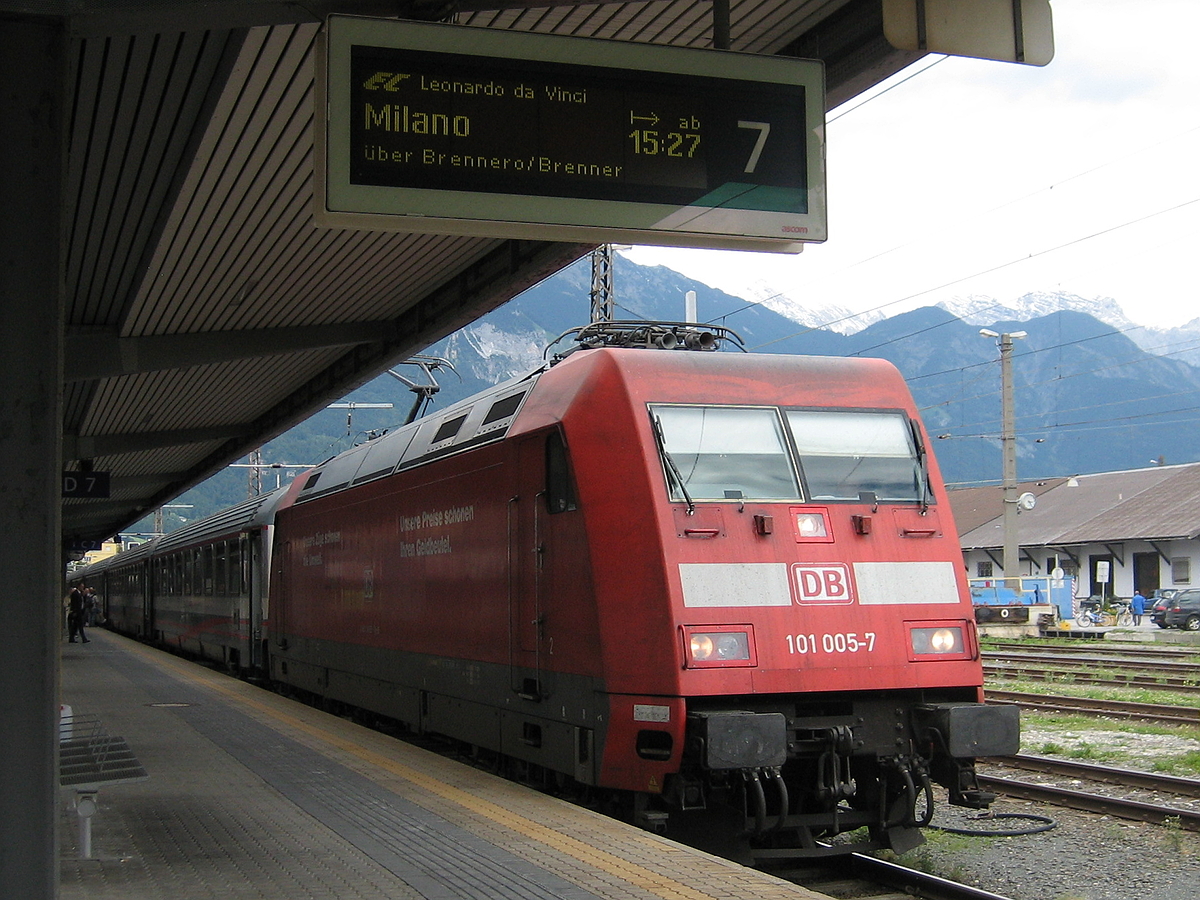 DB 101 005-7 vor dem IC 89  Leonardo da Vinci  nach Milano Centrale. Innsbruck Hbf am 20.07.2009