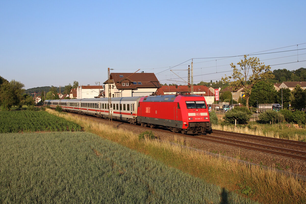 DB 101 006-5 fährt mit dem EC 216 (Graz Hbf - Saarbrücken Hbf) durch Ebersbach(Fils) in Richtung Stuttgart. (25.06.2023)