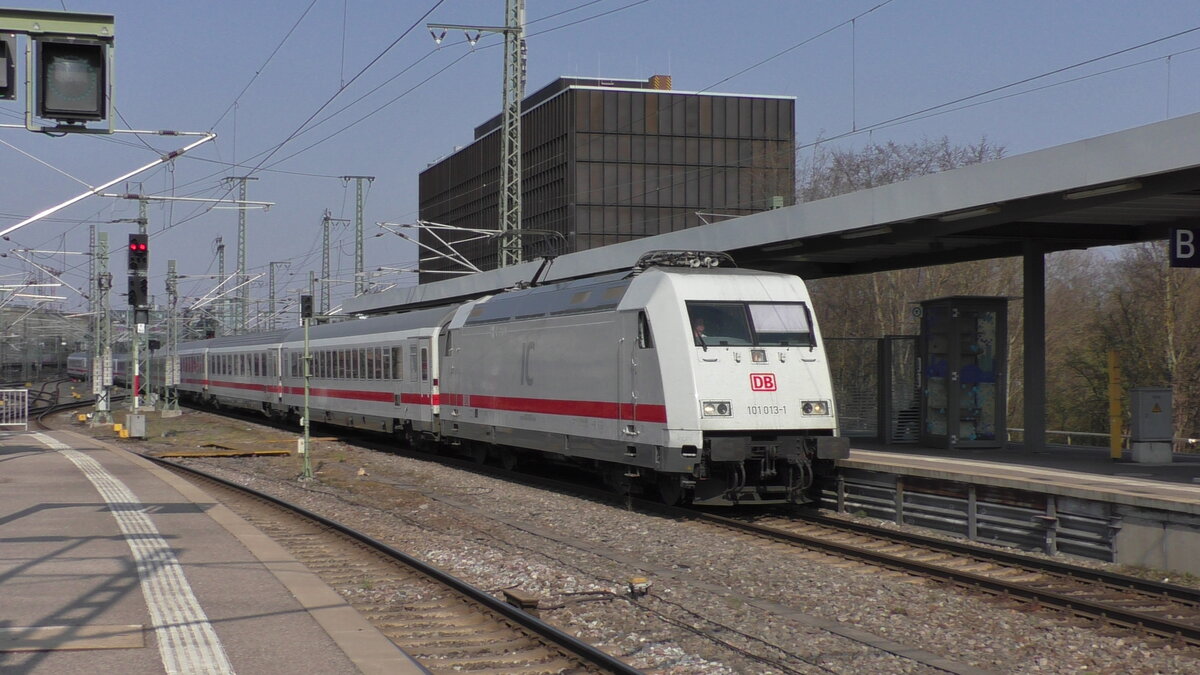 DB 101 013-1 fährt am 20.03.2022 mit IC2013 in passender IC-Farbgebung in Stuttgart Hbf auf Gleis 15 ein.