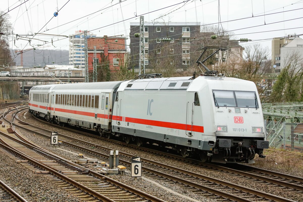 DB 101 013-1  IC  mit IC1917 in Wuppertal, März 2023.